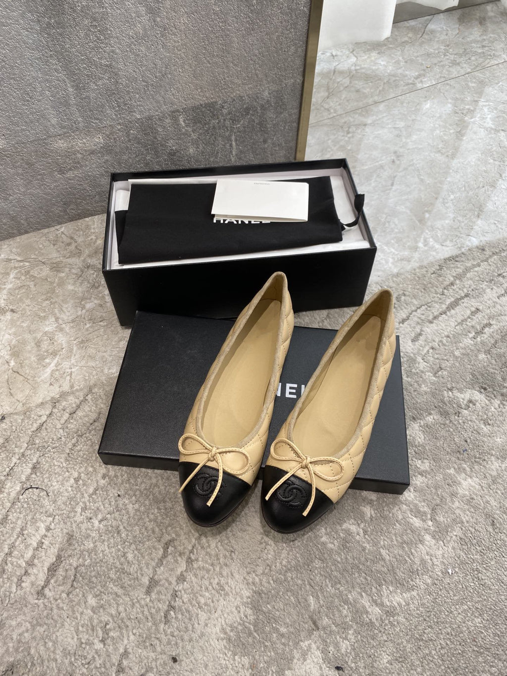 BALLET FLATS BEIGE BLACK QUILTED LAMBSKIN