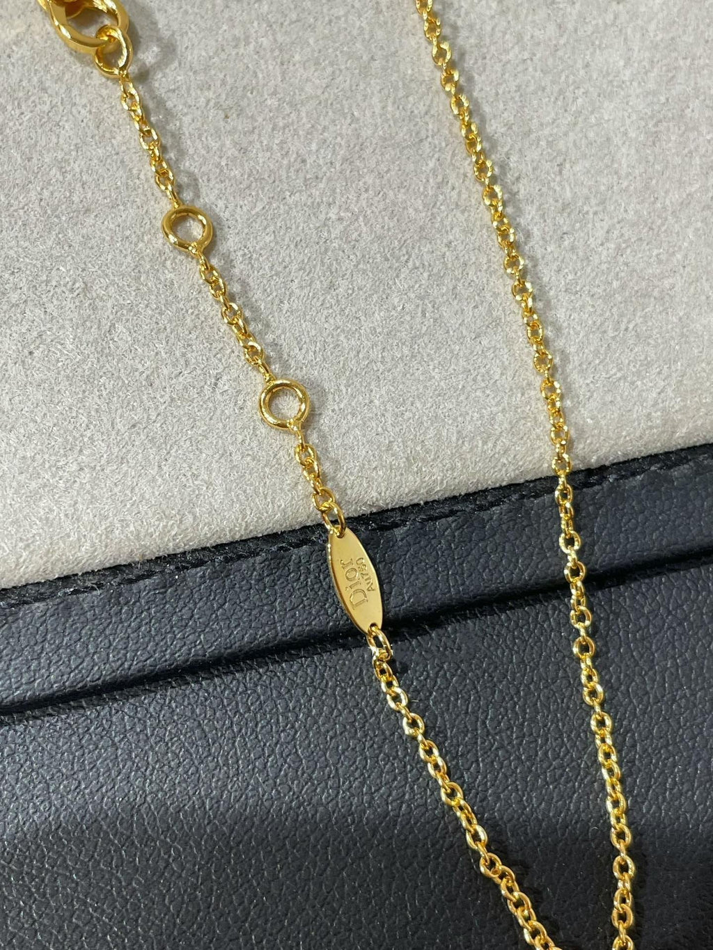 ROSE DES VENTS 3 MOTIF GOLD MOP NECKLACE