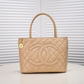 MEDALLION TOTE CAVIAR 3326 BEIGE