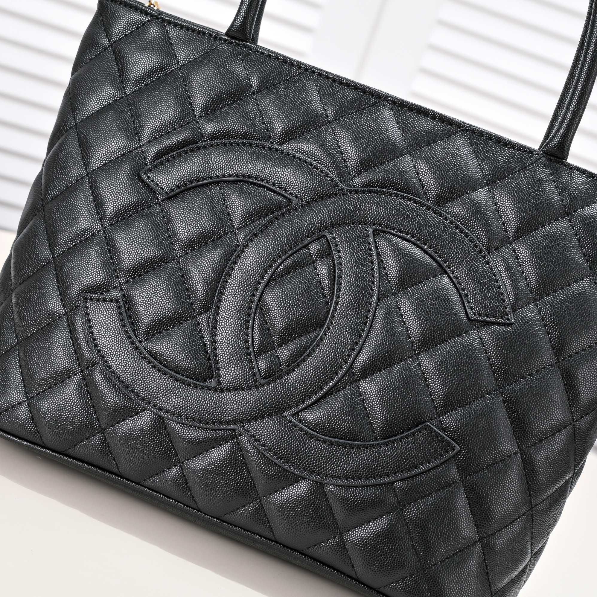 MEDALLION TOTE CAVIAR 3326 BLACK