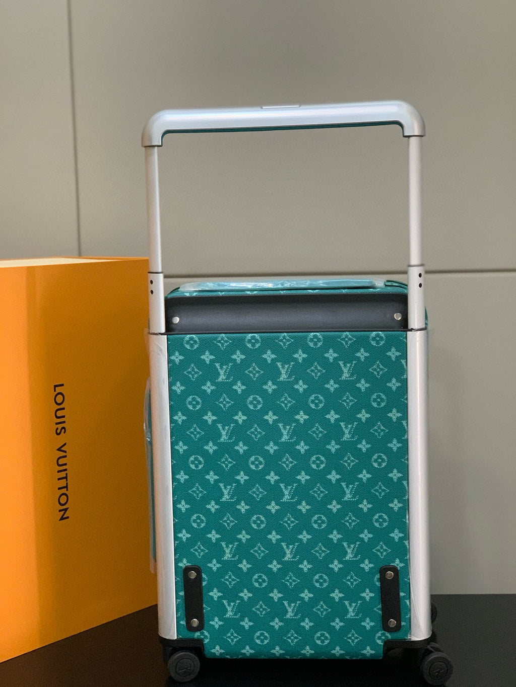 HORIZON 55 SUITCASE IN GREEN