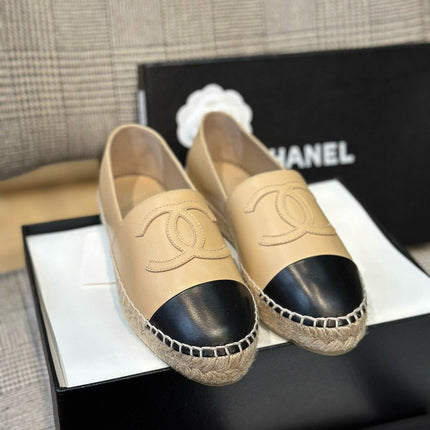 CC EMBOSSED FLAT IN BLACK AND BEIGE CALFSKIN
