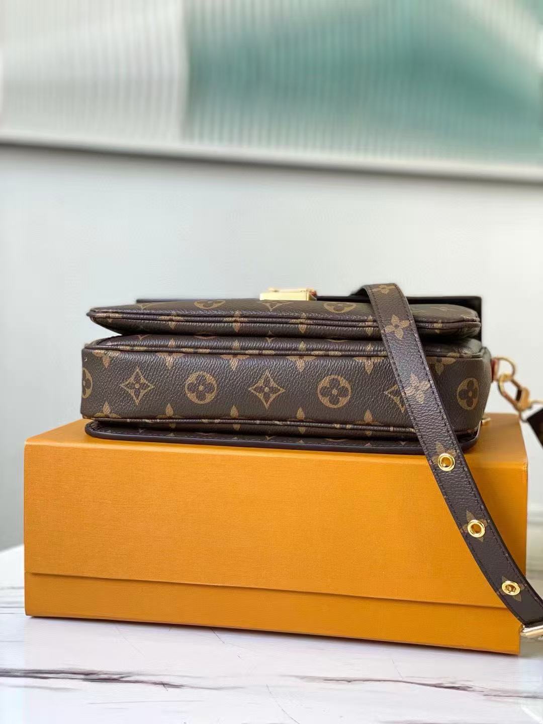 LV MESSENGER BAG 25 IN BROWN MONOGRAM CANVAS