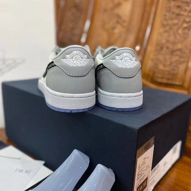 AIR JORDAN 1 LOW SNEAKER IN WHITE AND GREY CALFSKIN OBLIQUE JACQUARD SWOOSH