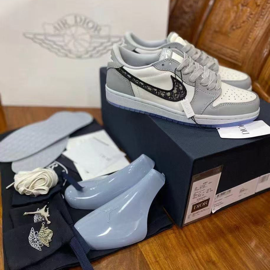 AIR JORDAN 1 LOW SNEAKER IN WHITE AND GREY CALFSKIN OBLIQUE JACQUARD SWOOSH