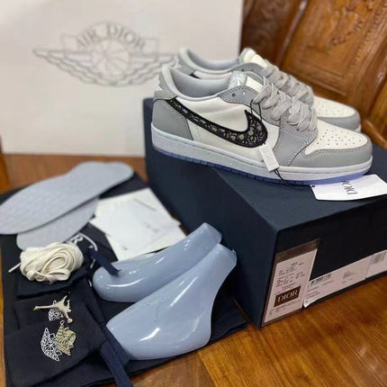 AIR JORDAN 1 LOW SNEAKER IN WHITE AND GREY CALFSKIN OBLIQUE JACQUARD SWOOSH