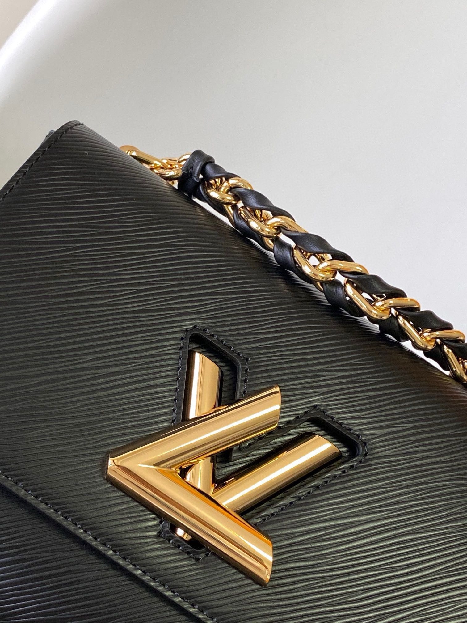 LV TWIST MM BAG 23 IN BLACK EPI LEATHER GOLD HARDWARE