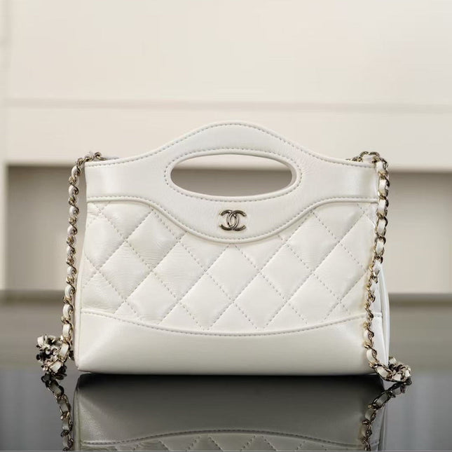 CC SHOPPING BAG 20 IN WHITE QUILTED CALFSKIN