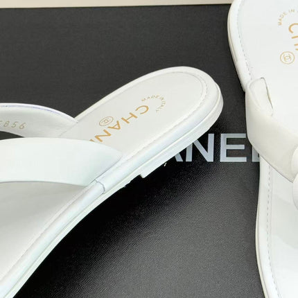 CHANEL THONG SANDALS CAMELLIA IN WHITE CALFSKIN