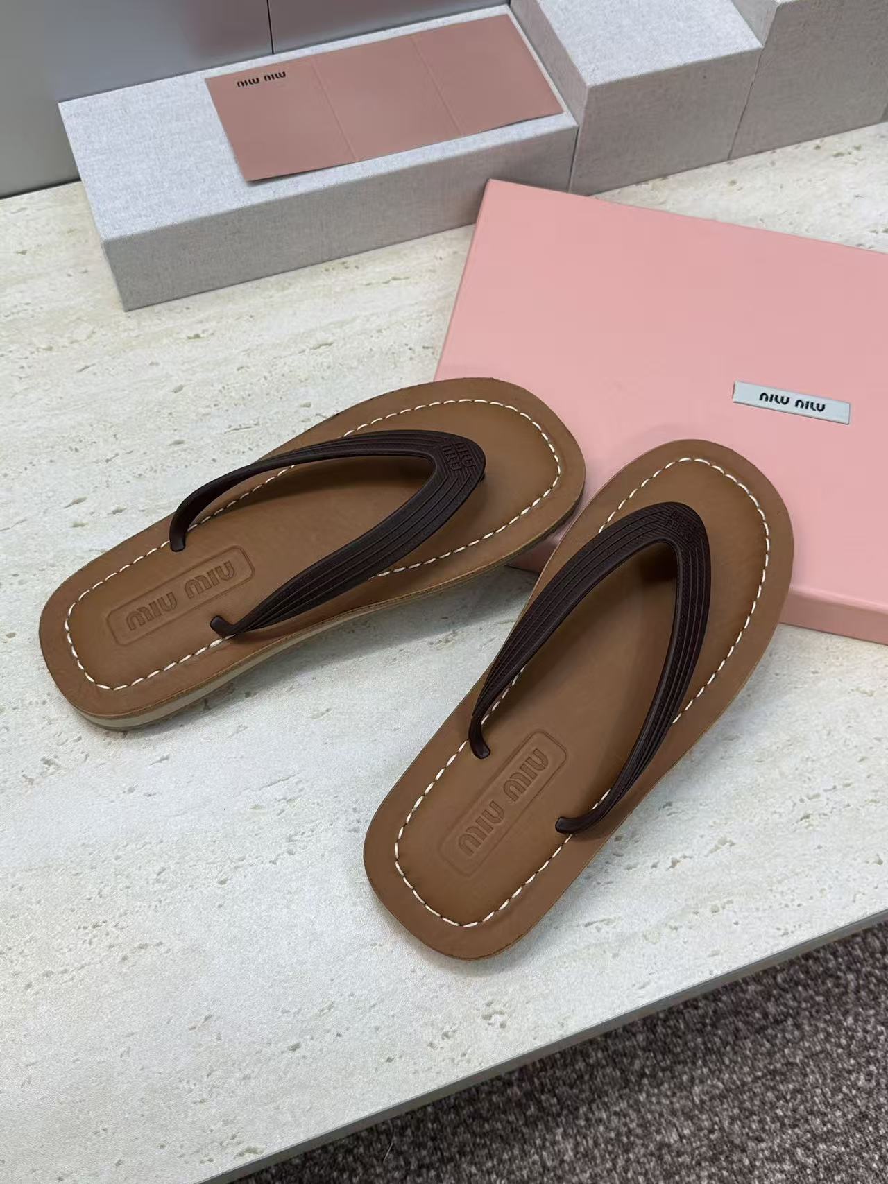 26S THONG SANDAL IN DARK BROWN