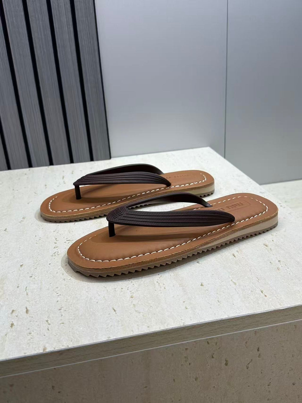 26S THONG SANDAL IN DARK BROWN