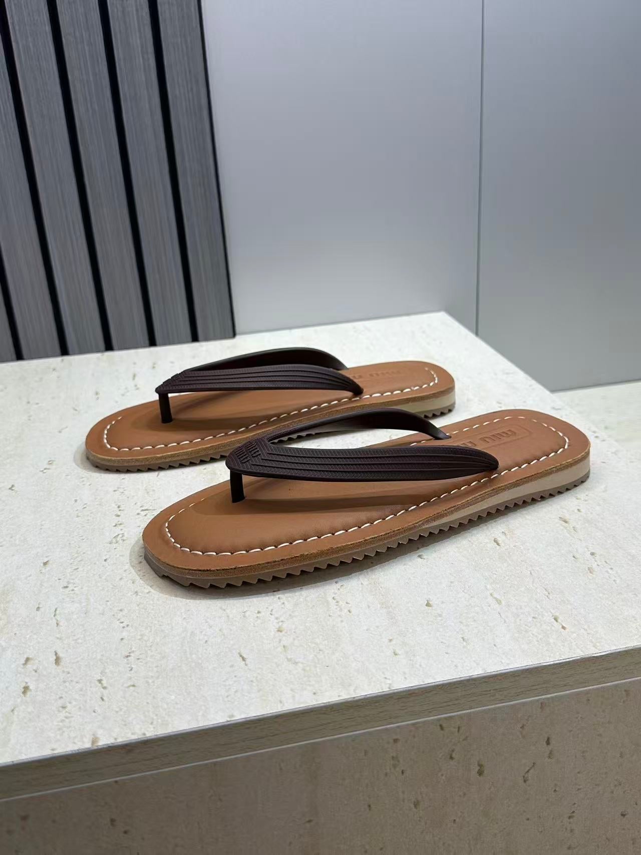 26S THONG SANDAL IN DARK BROWN