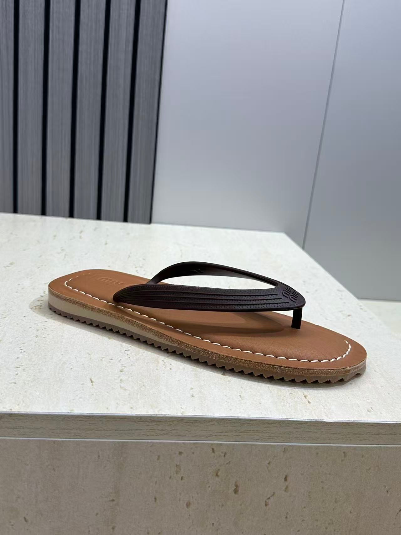 26S THONG SANDAL IN DARK BROWN