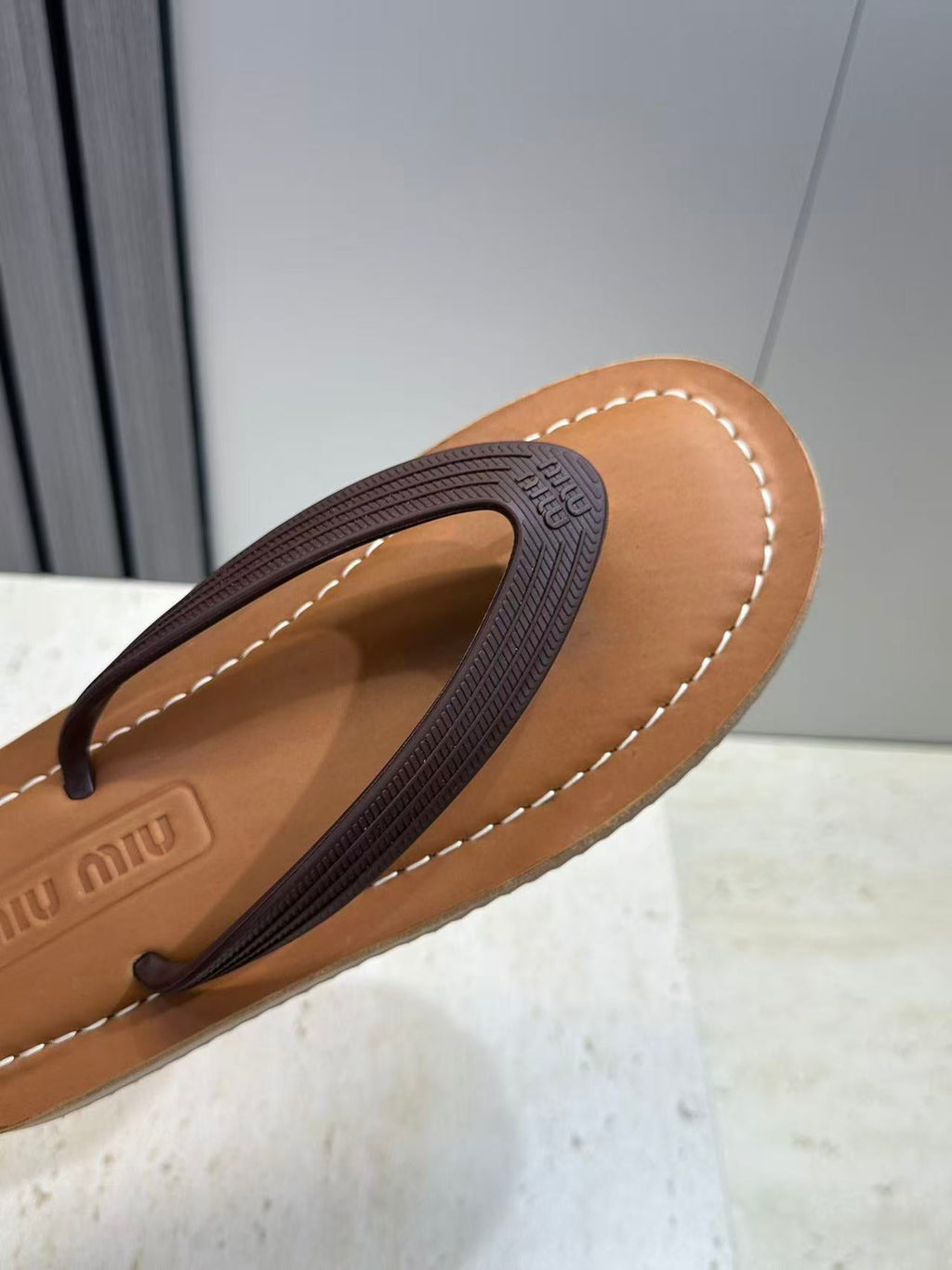 26S THONG SANDAL IN DARK BROWN
