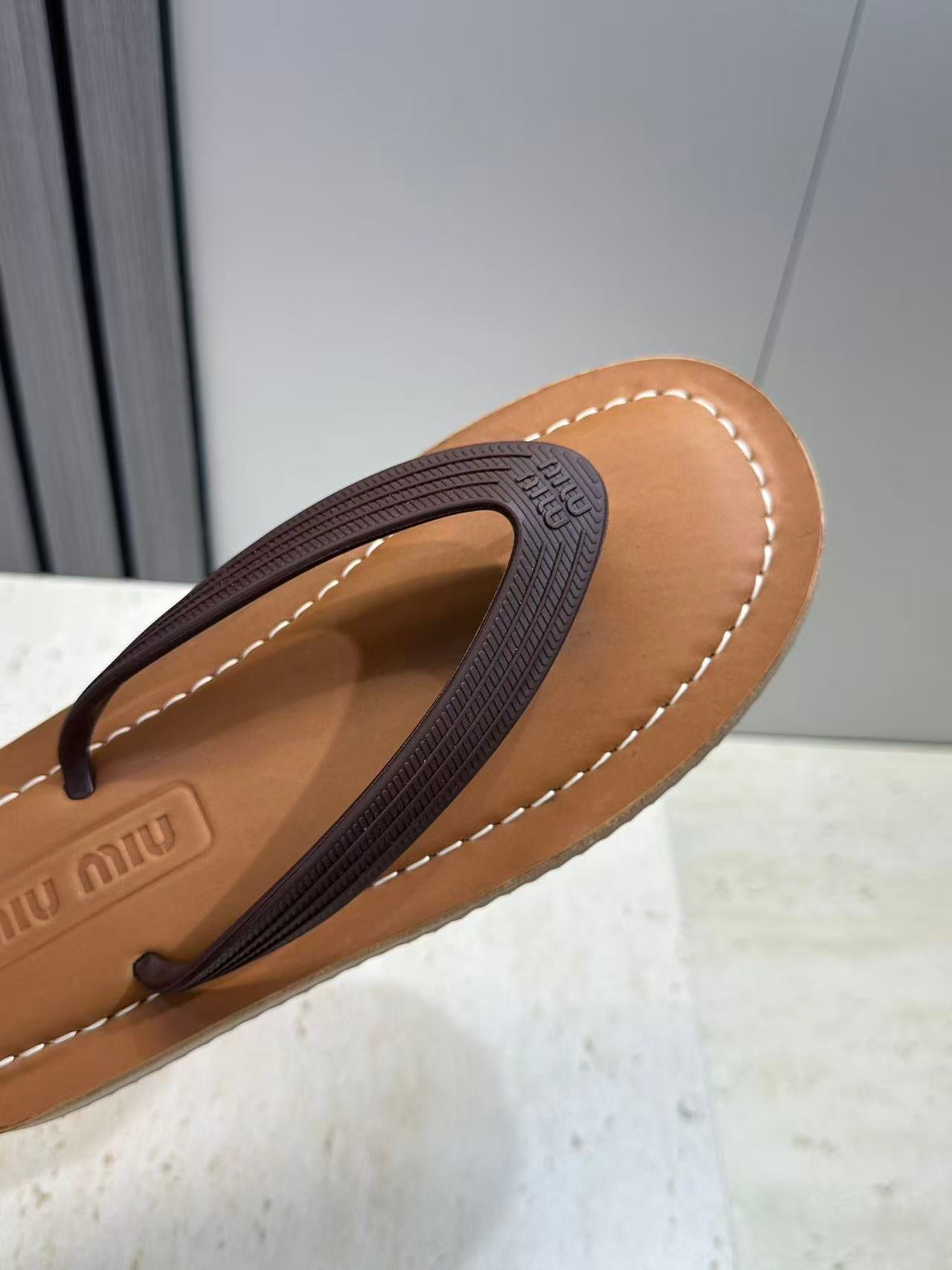 26S THONG SANDAL IN DARK BROWN