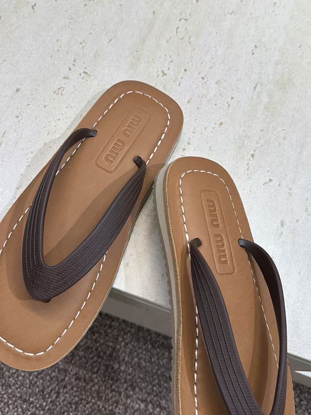 26S THONG SANDAL IN DARK BROWN