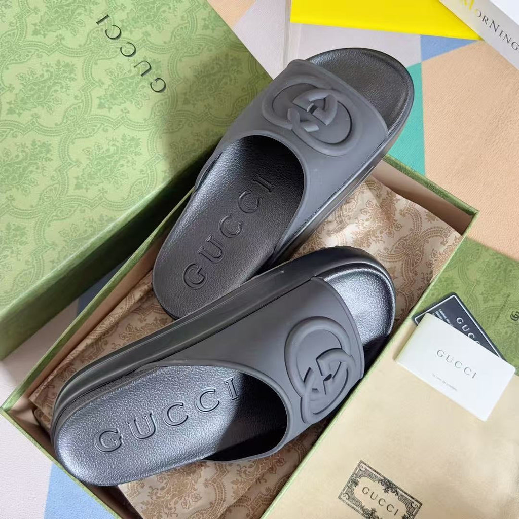 GG EMBOSSED LOGO SLIDE SANDAL IN BLACK RUBBER