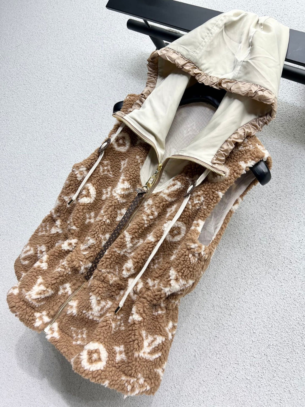 LOUIS VUITTON MONOGRAM FLEECE GILET STYLE 2146356