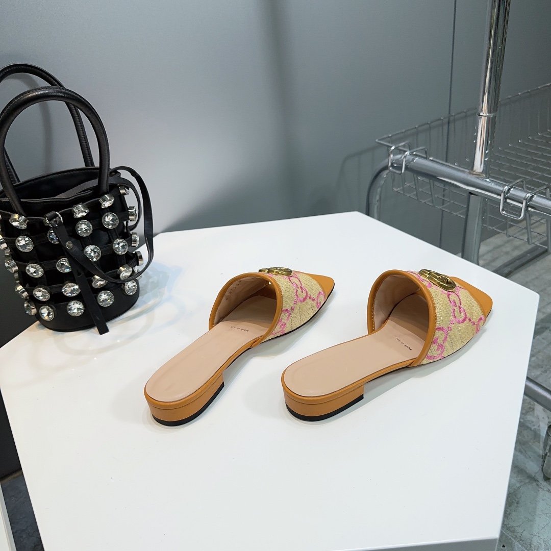 GG MATELASSÉ CANVAS SLIDES PINK LOGO