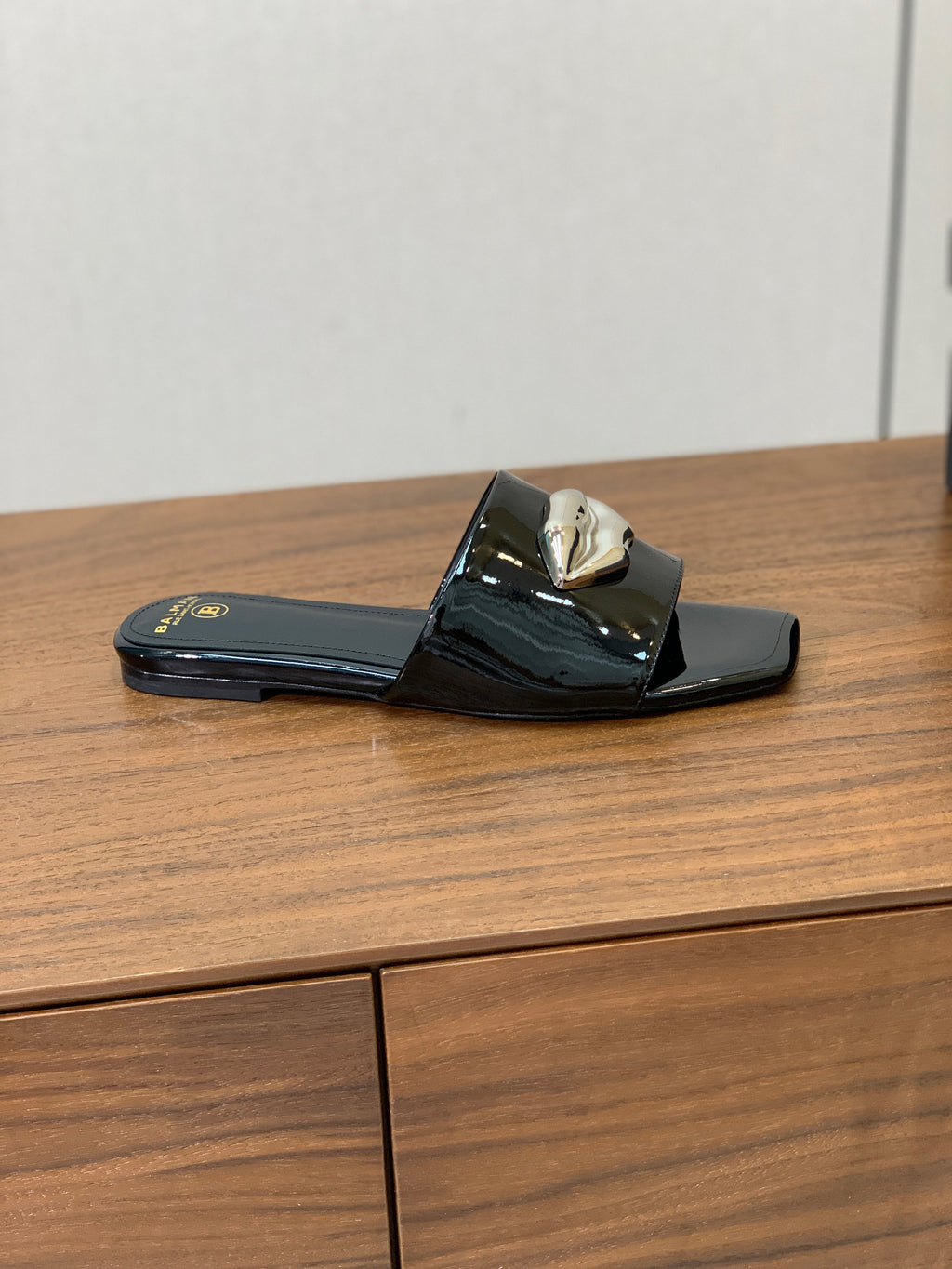 BALMAIN 26S LIP-EMBELLISHED SLIDES IN BLACK PATENT CALFSKIN WITH SILVER HARDWARE