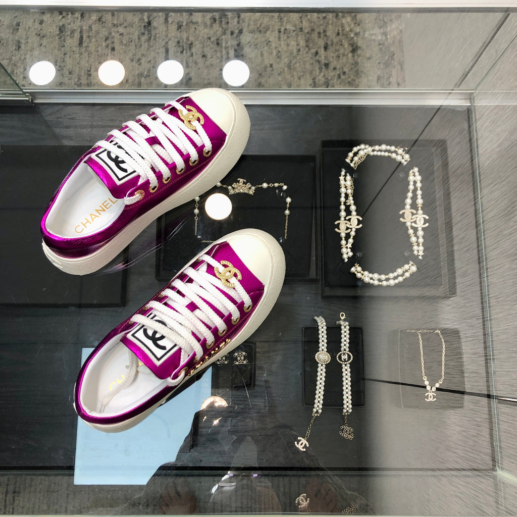 CASUAL SNEAKER IN MAGENTA PURPLE METALLIC LAMBSKIN WITH GOLD LOGO