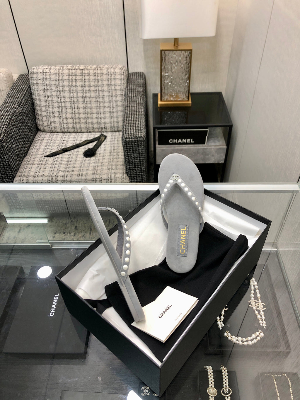 THONG SLIDE IN PALE GRAY SUEDE WITH WHITE DOT