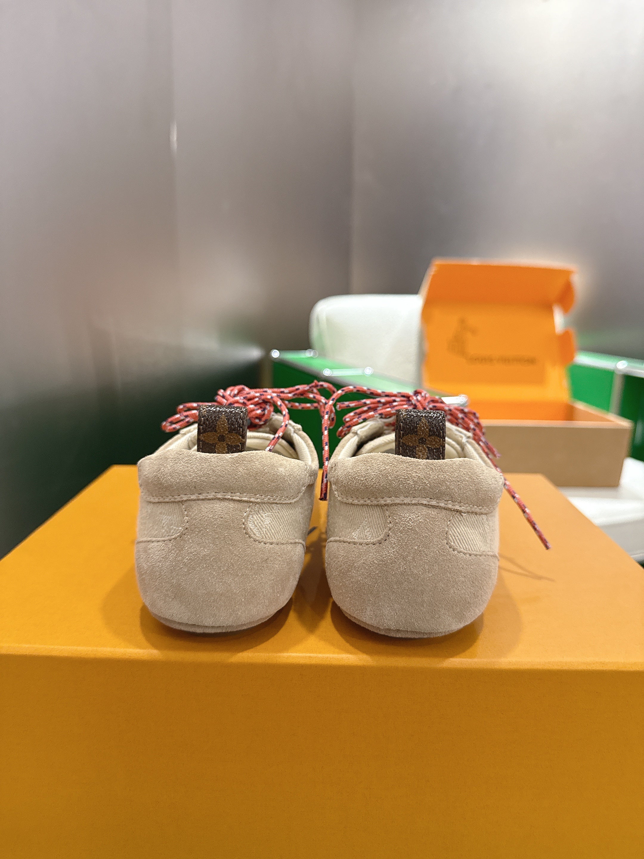 LV 26S SNEAKERS IN BEIGE DENIM AND SUEDE WITH FLOWER CHARM