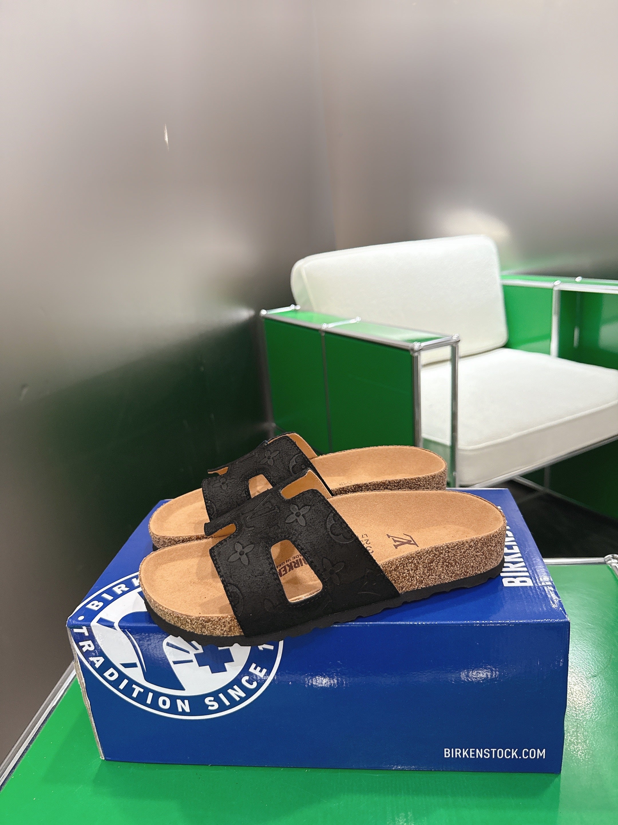 LV 26S SLIDES IN BLACK SUEDE