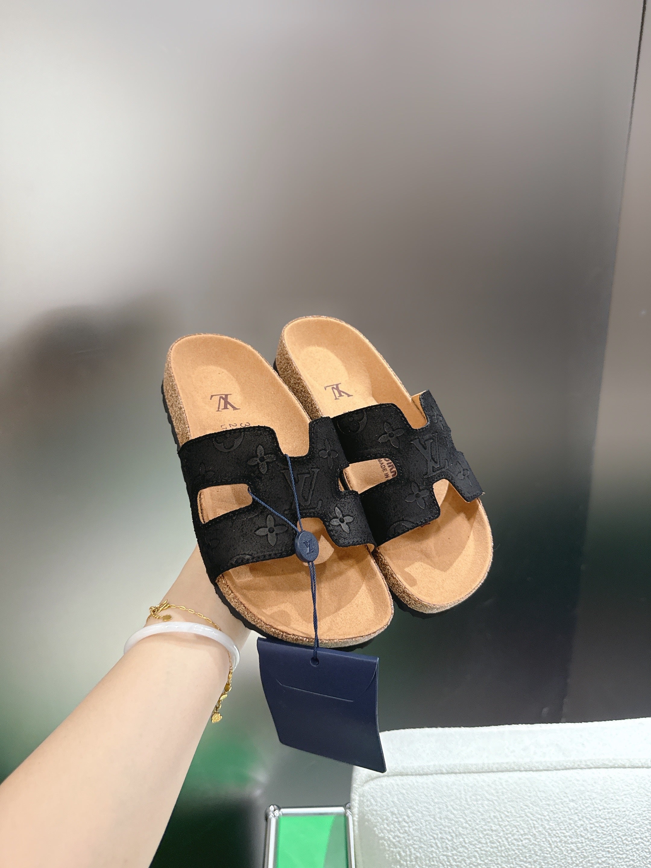 LV 26S SLIDES IN BLACK SUEDE