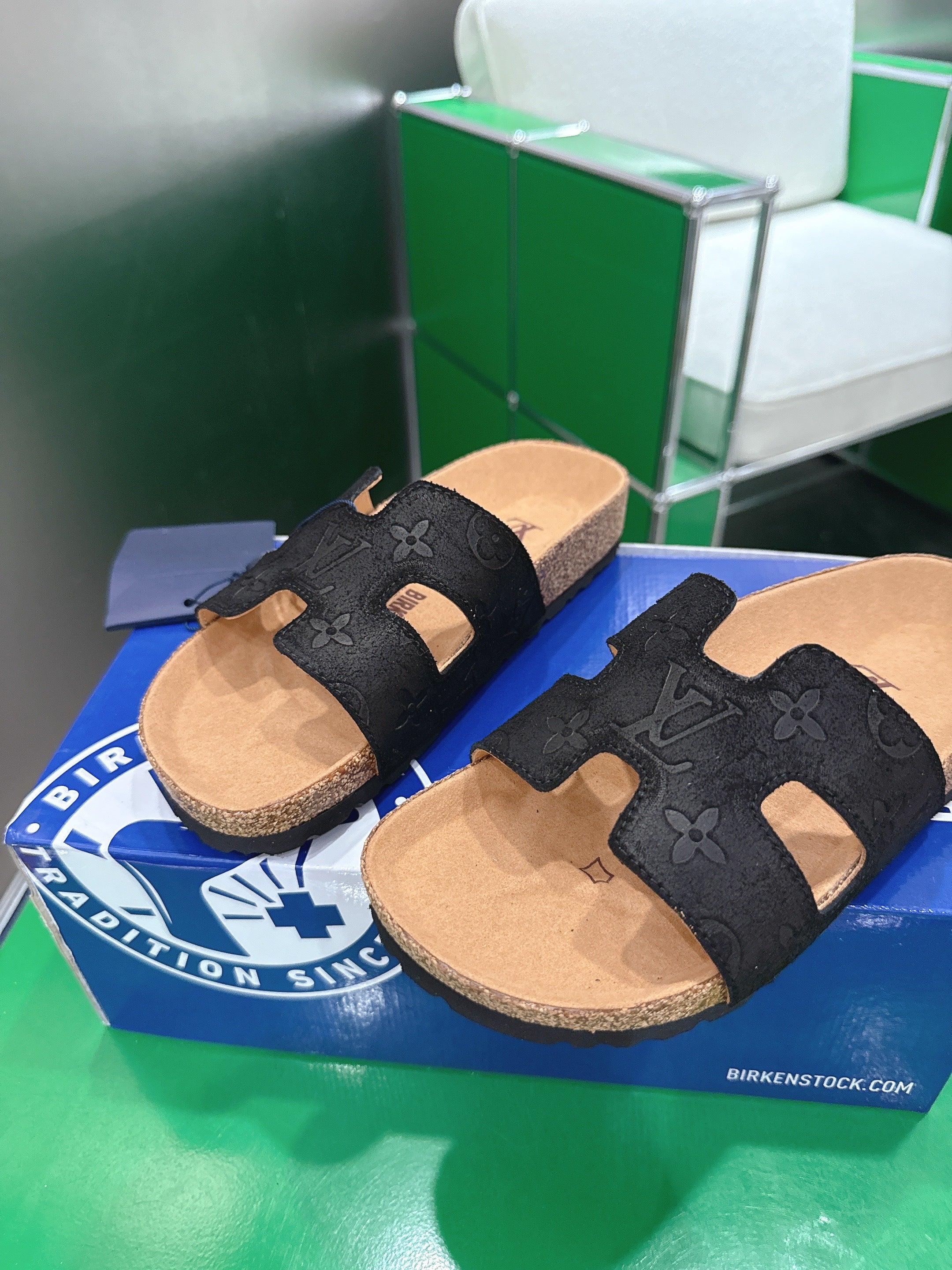 LV 26S SLIDES IN BLACK SUEDE