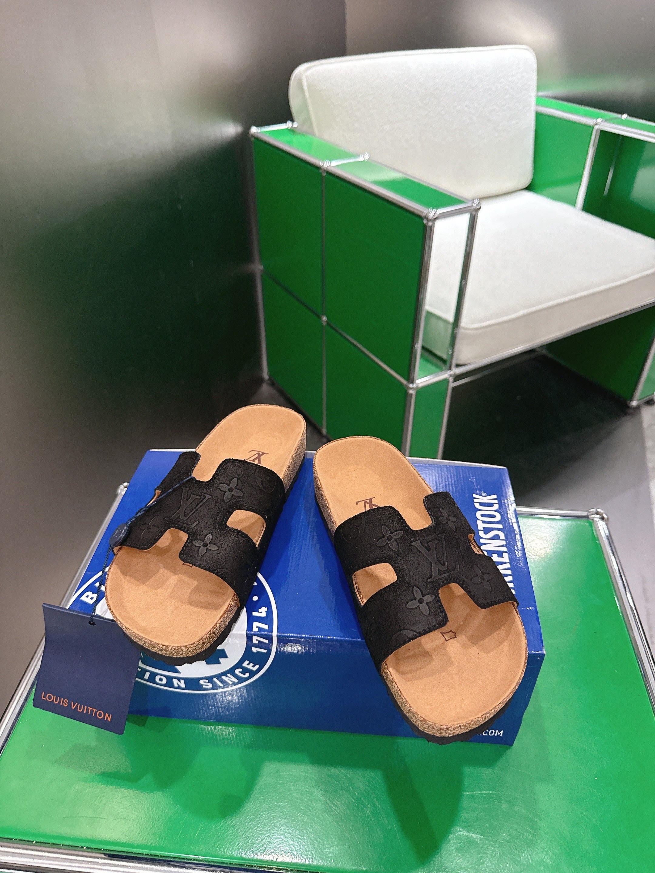 LV 26S SLIDES IN BLACK SUEDE