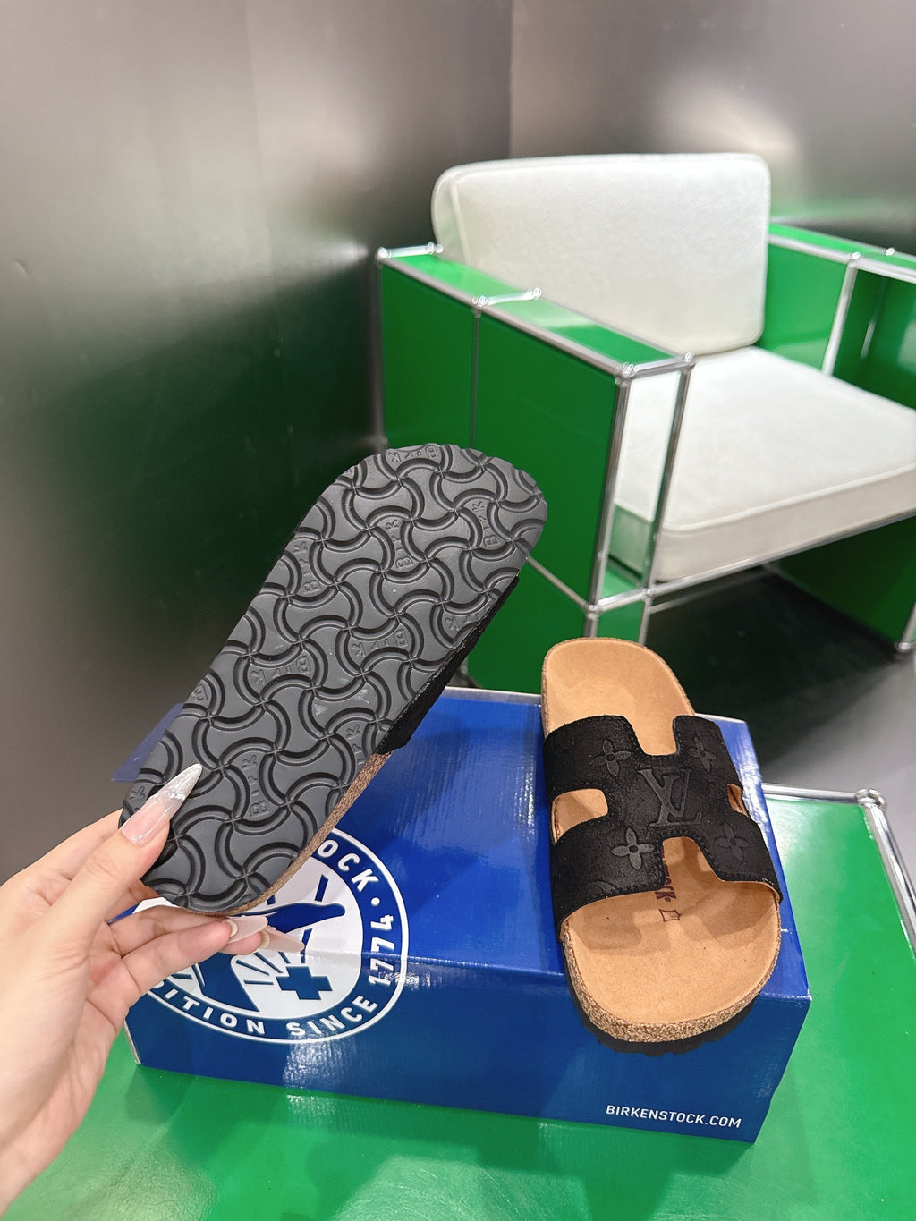 LV 26S SLIDES IN BLACK SUEDE
