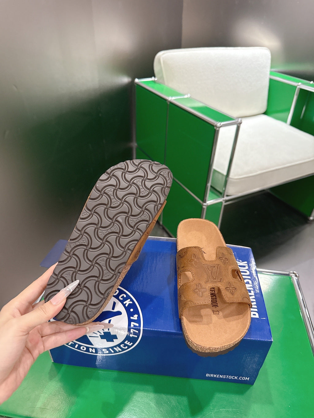 LV 26S SLIDES IN BROWN SUEDE