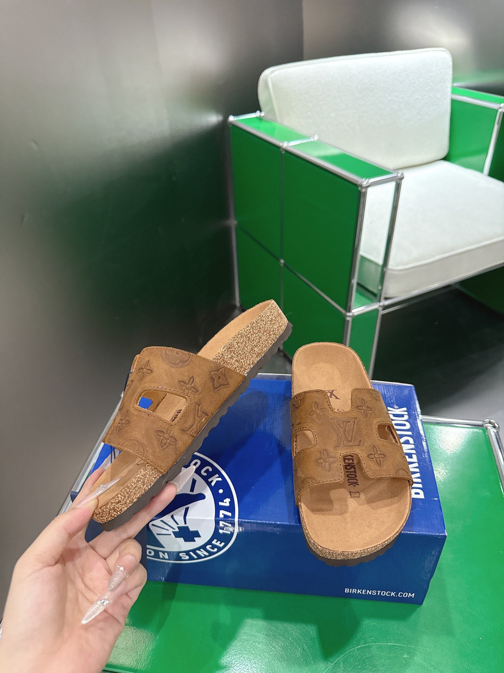 LV 26S SLIDES IN BROWN SUEDE