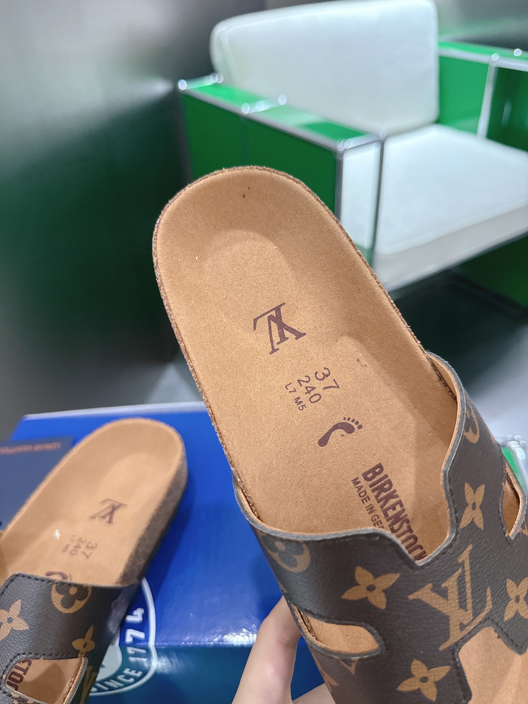 LV 26S SLIDES IN DARK BROWN COATED CANVAS