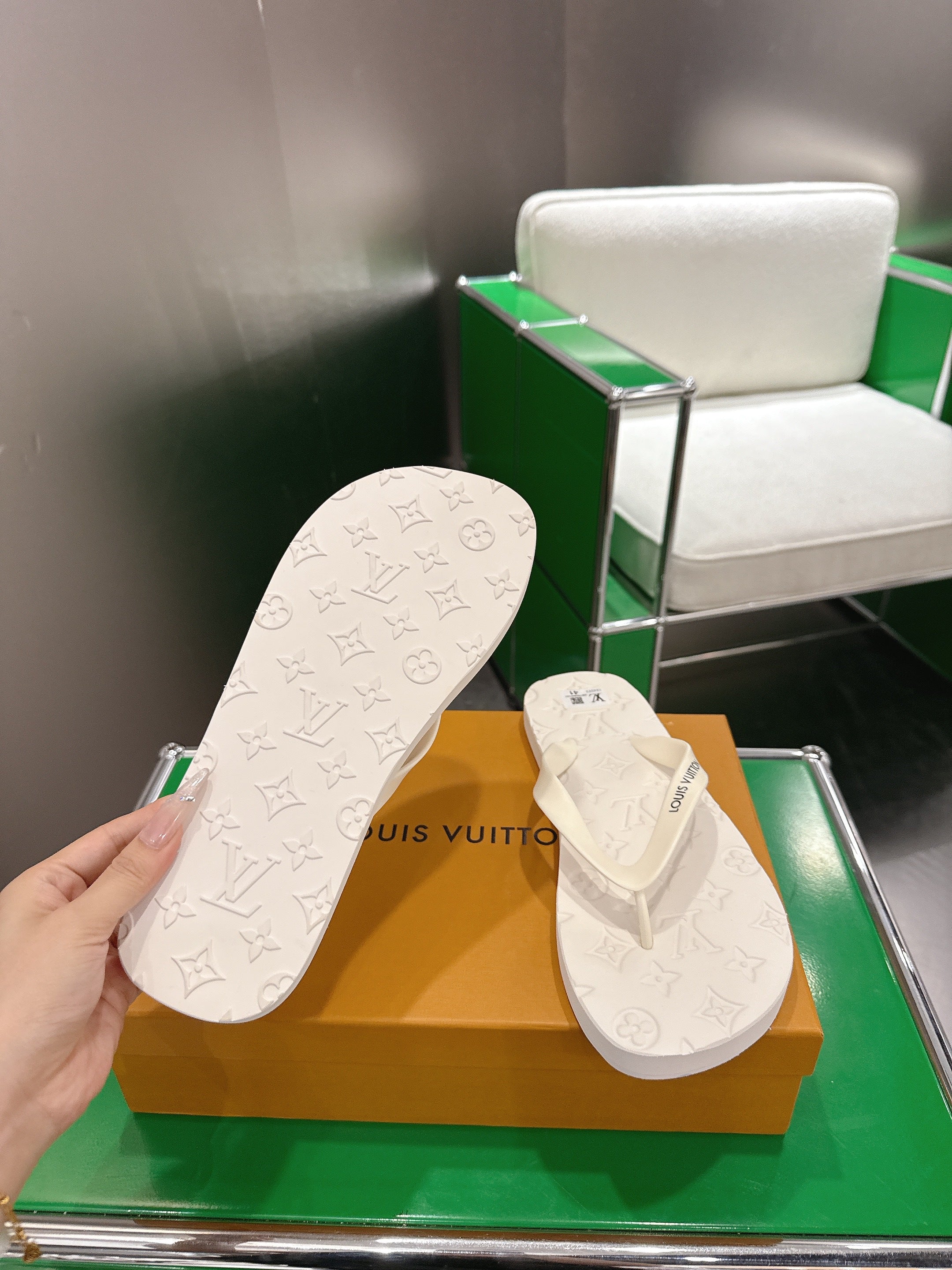LV 26S THONG SANDALS IN WHITE EVA