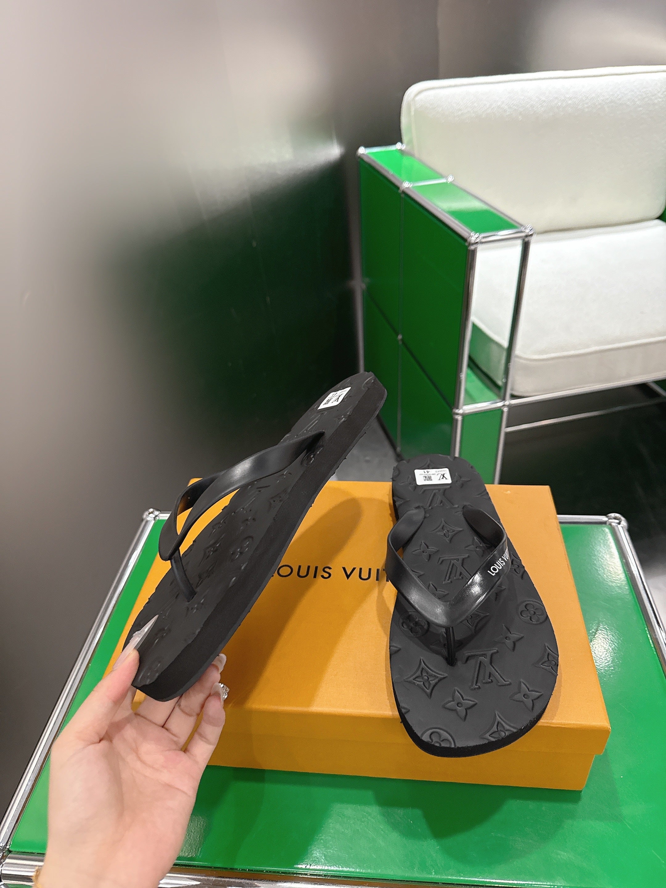 LV 26S THONG SANDALS IN BLACK EVA