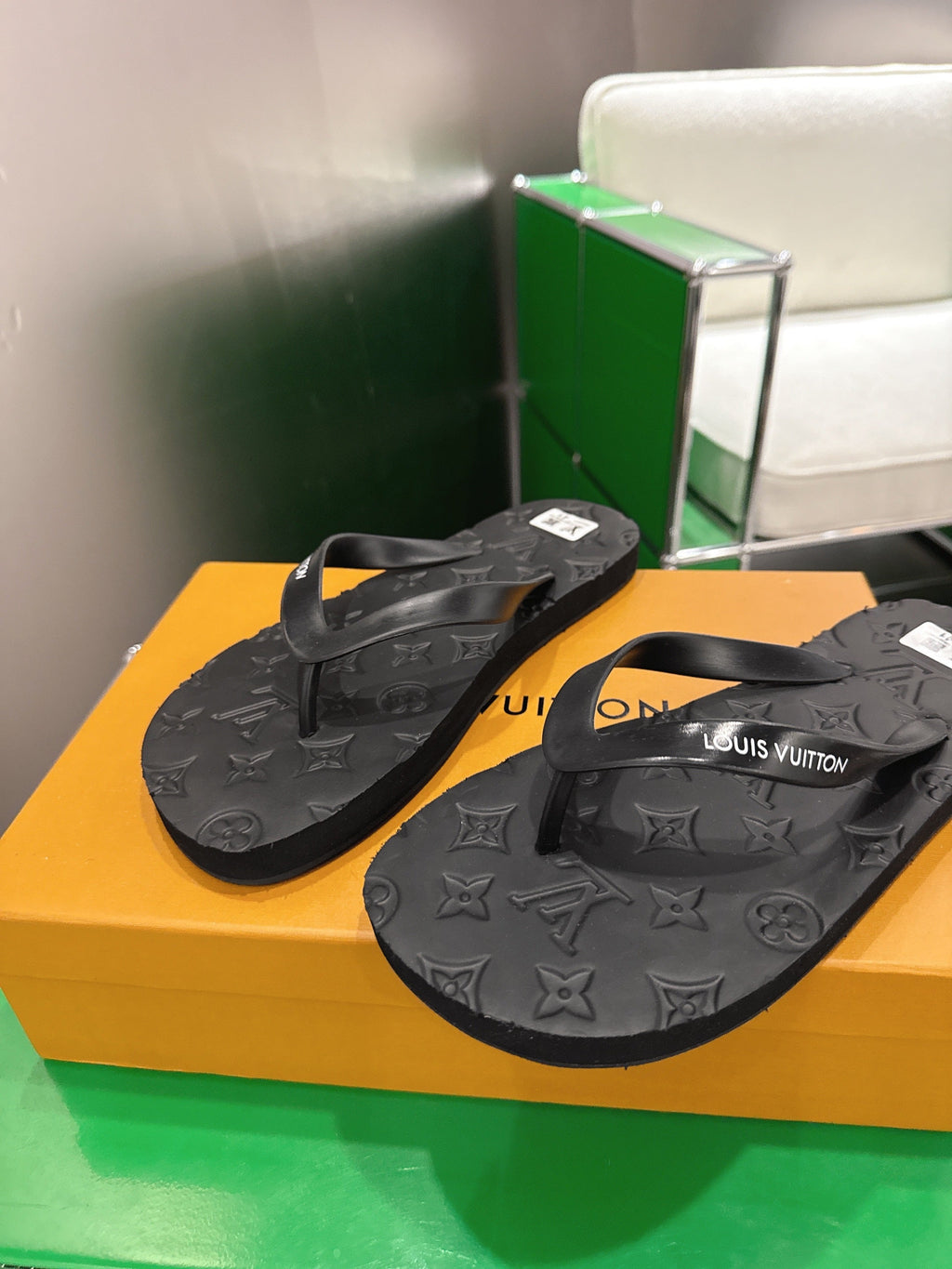 LV 26S THONG SANDALS IN BLACK EVA