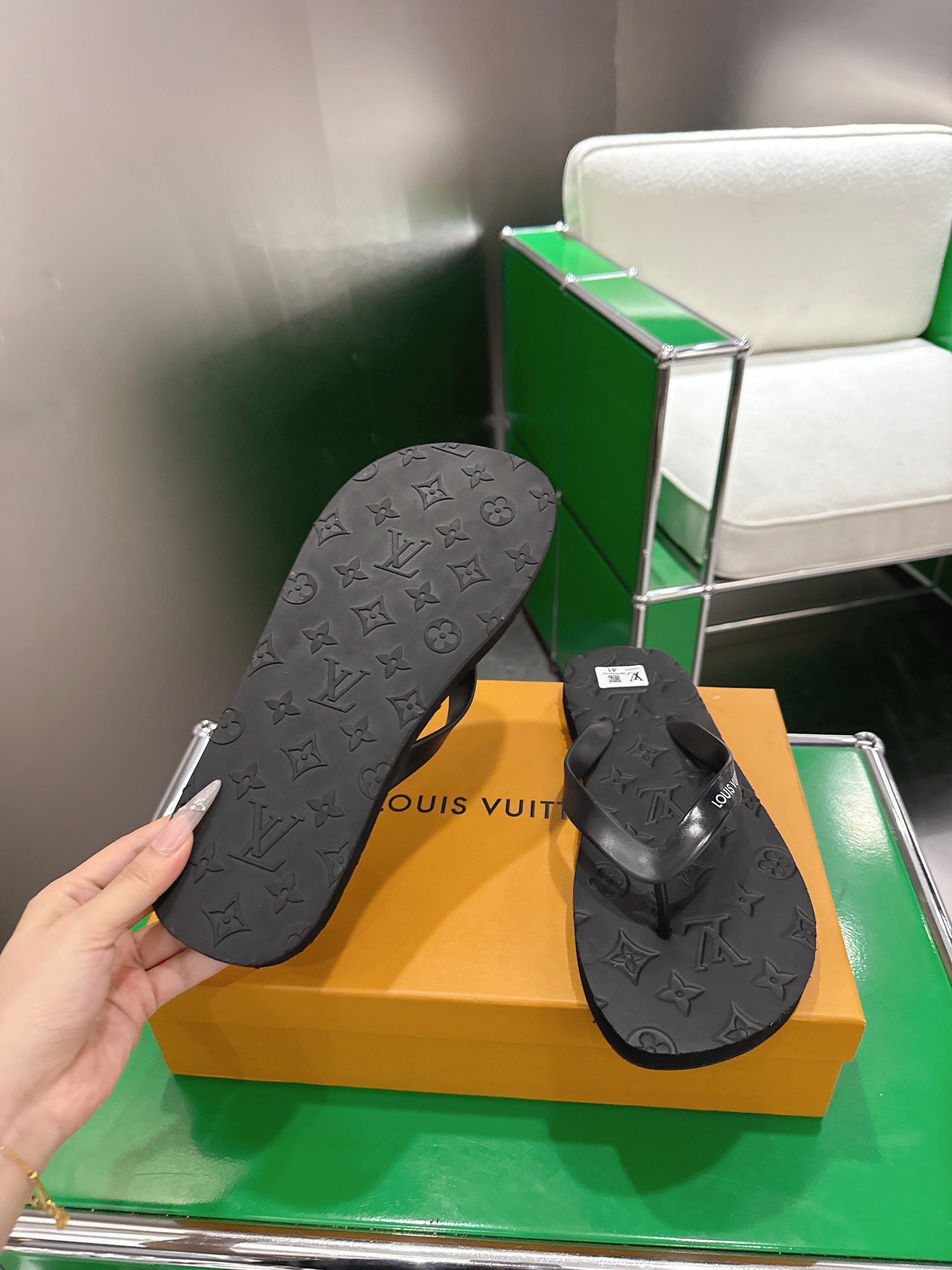LV 26S THONG SANDALS IN BLACK EVA
