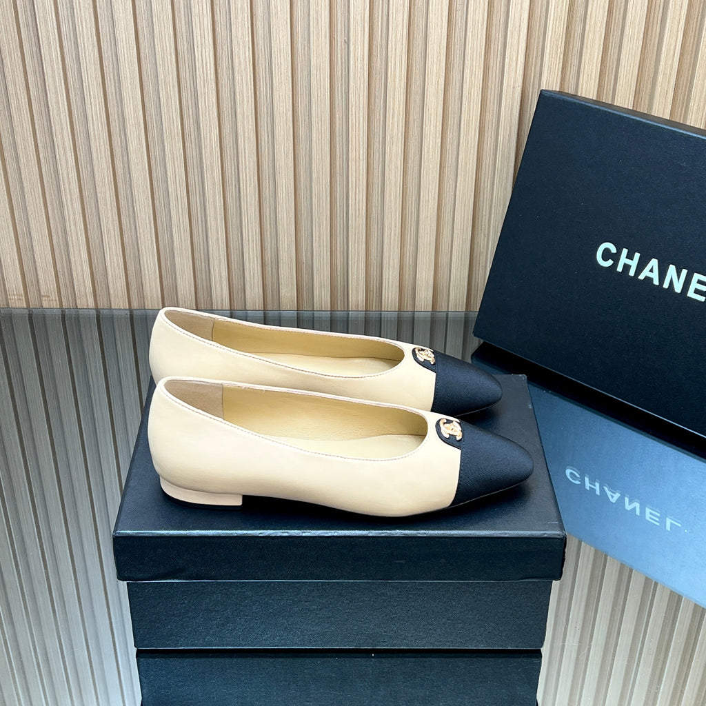 CHANEL 25S BALLET FLATS LOGO IN BEIGE CALFSKIN AND BLACK CANVAS GOLD HARDWARE