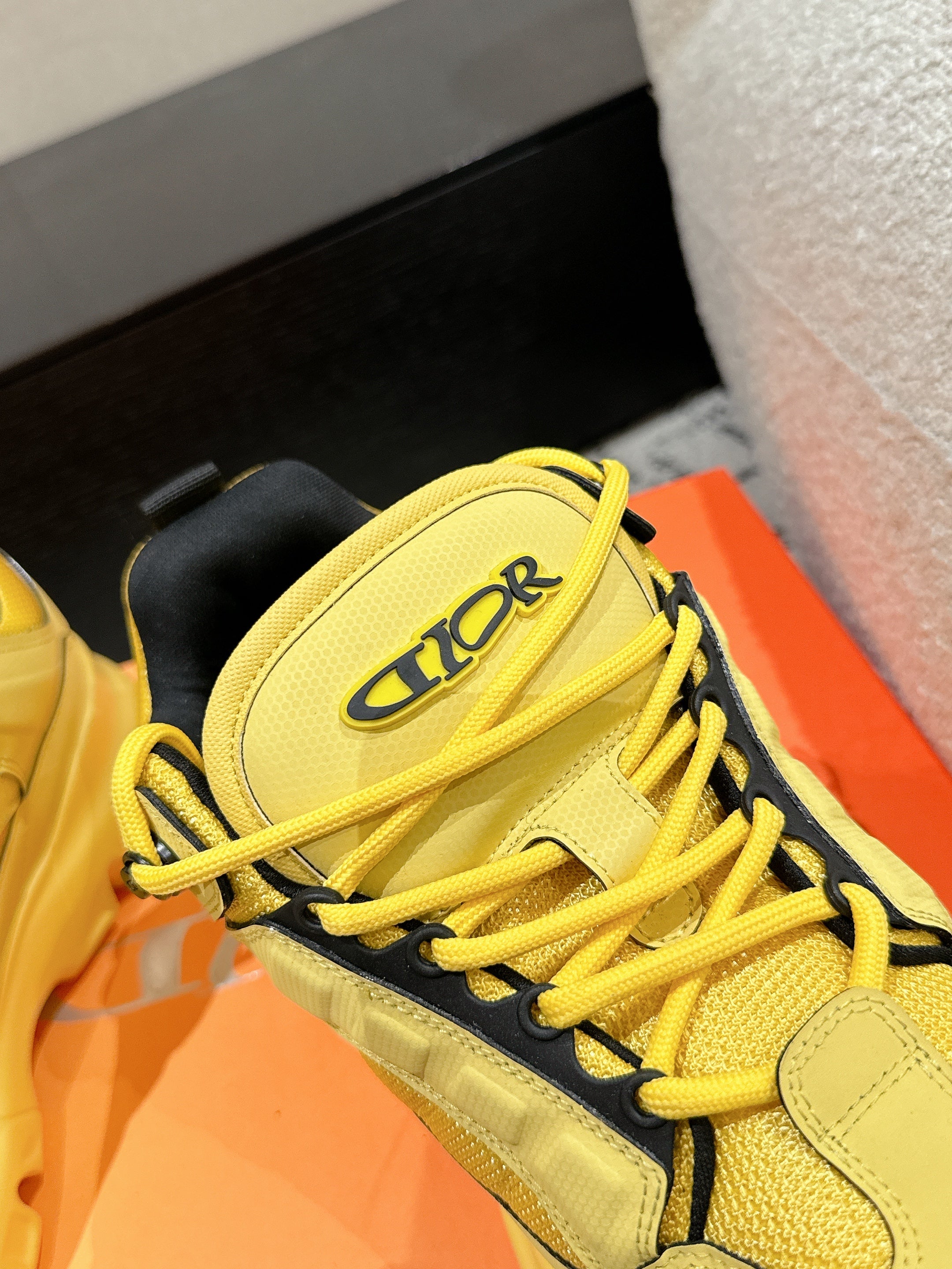 SNEAKER IN LEMON YELLOW CALFSKIN AND BREATHABLE MESH 175309