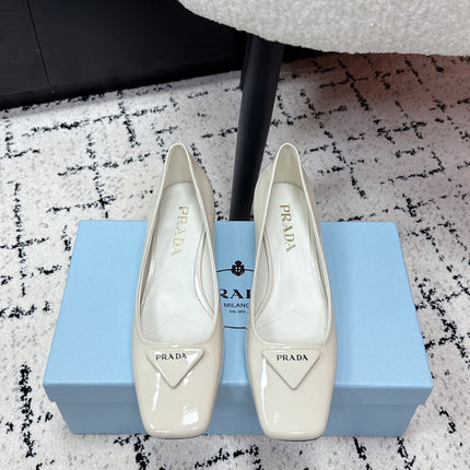 PRADA 26S SQUARE-TOE HIGH HEELS 35MM IN CREAM WHITE PATENT CALFSKIN WITH LOGO