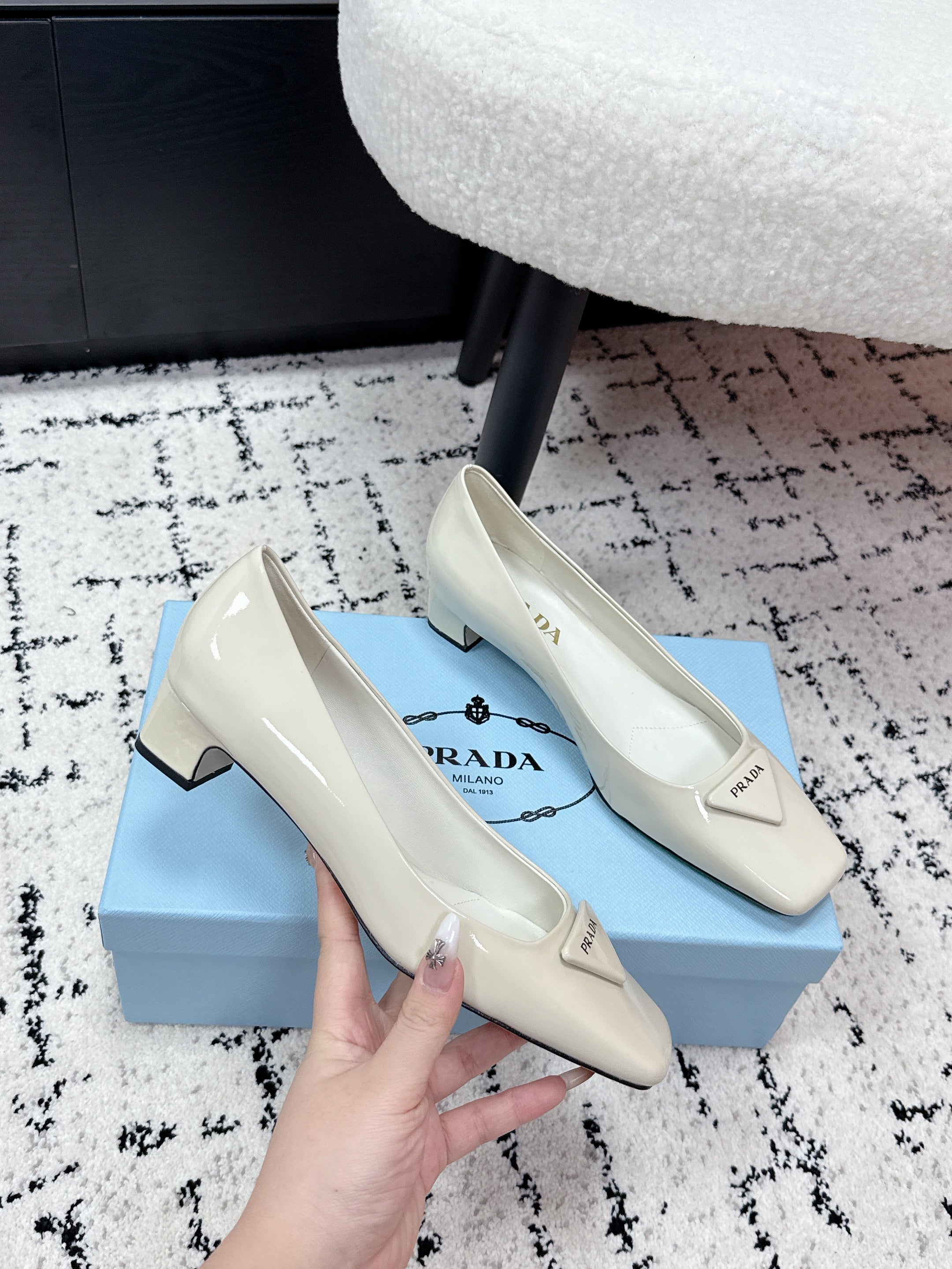PRADA 26S SQUARE-TOE HIGH HEELS 35MM IN CREAM WHITE PATENT CALFSKIN WITH LOGO