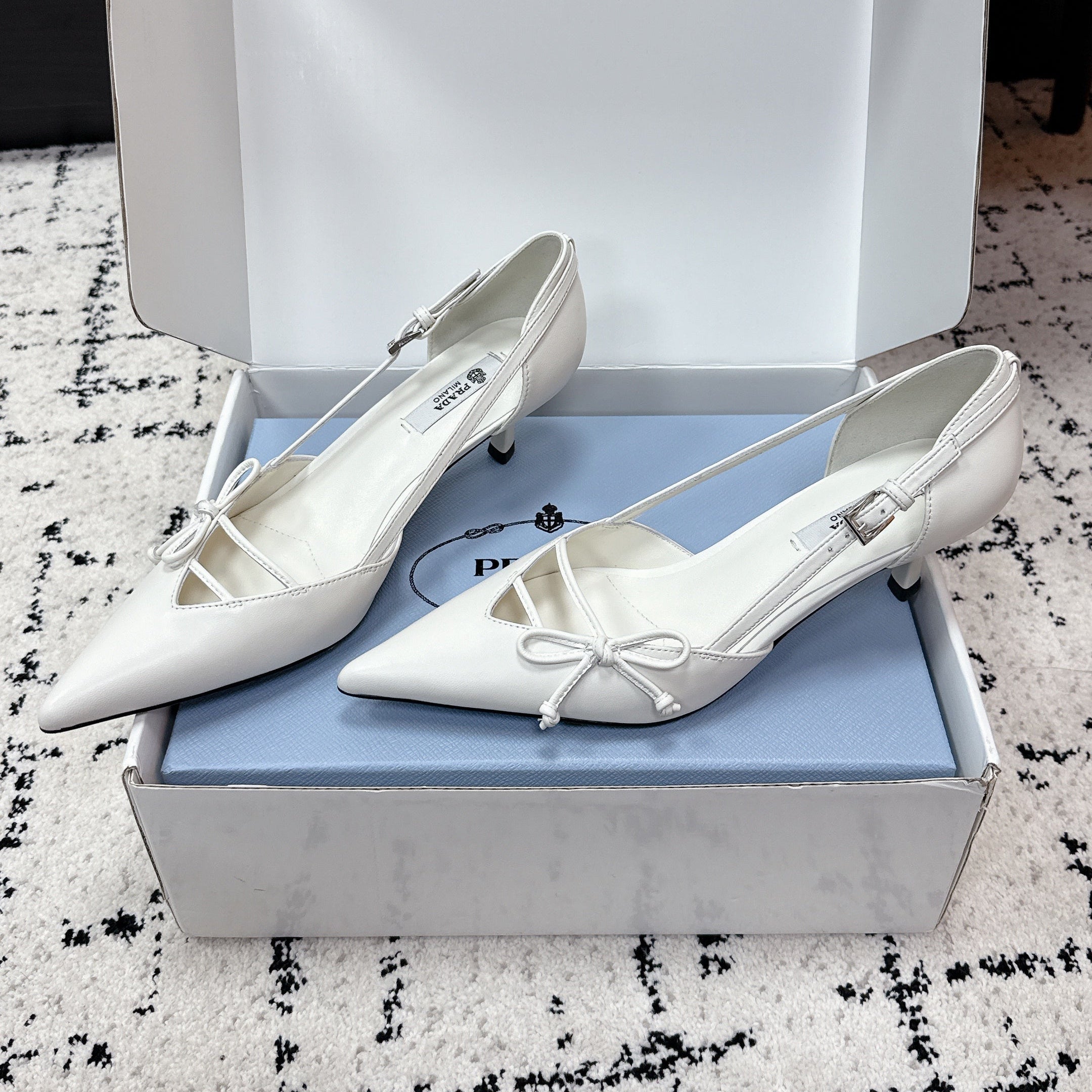 PRADA 26S POINTED-TOE HIGH HEELS 55MM IN WHITE CALFSKIN WITH BOW