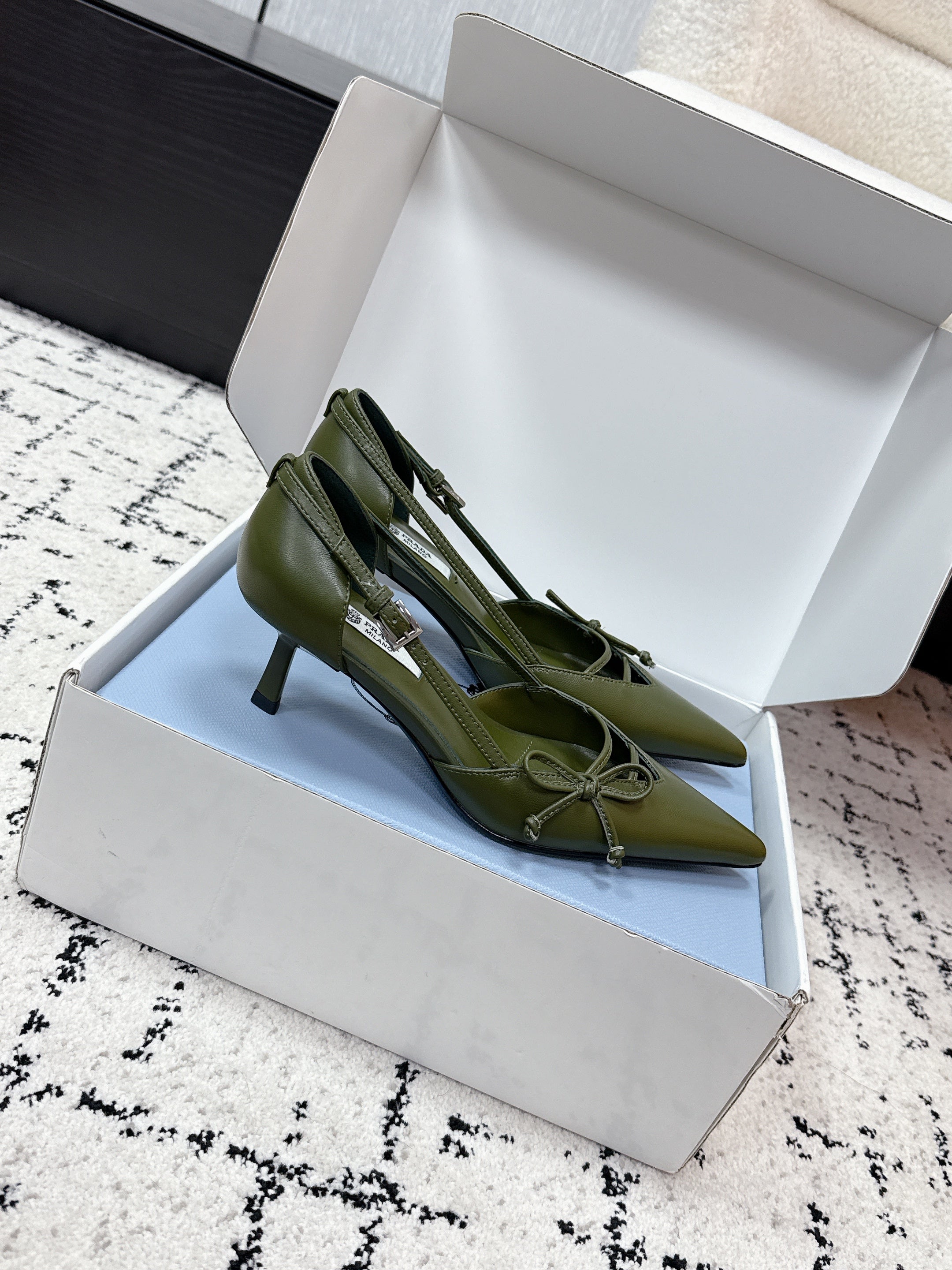 PRADA 26S POINTED-TOE HIGH HEELS 55MM IN DARK OLIVE GREEN CALFSKIN WITH BOW
