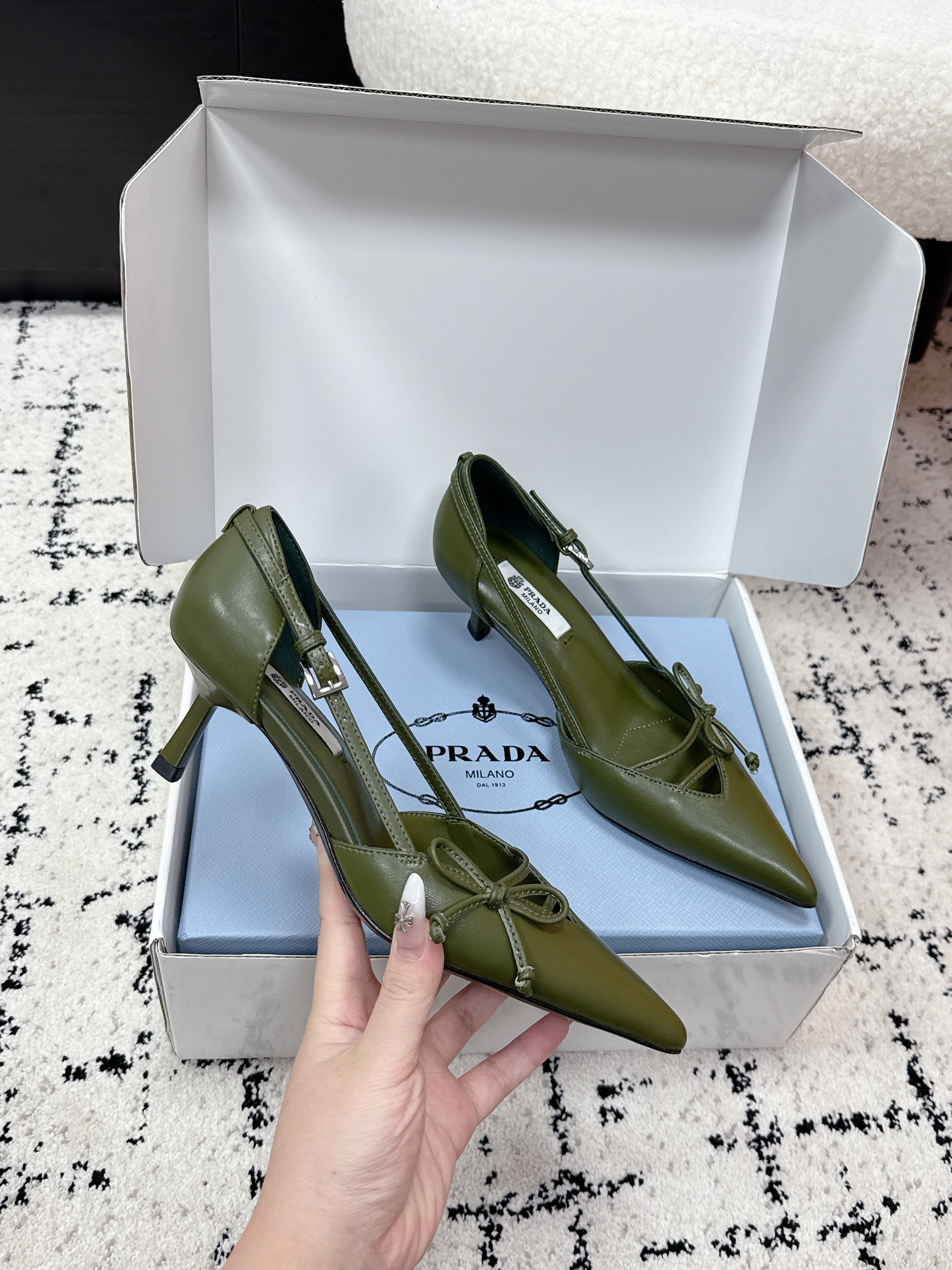 PRADA 26S POINTED-TOE HIGH HEELS 55MM IN DARK OLIVE GREEN CALFSKIN WITH BOW