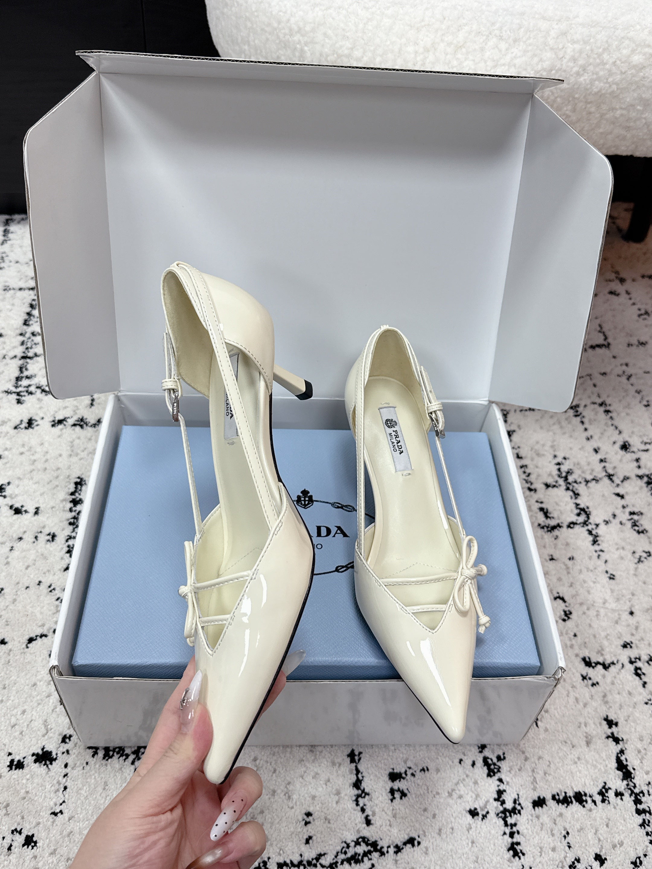 PRADA 26S POINTED-TOE HIGH HEELS 55MM IN IVORY WHITE CALFSKIN WITH BOW