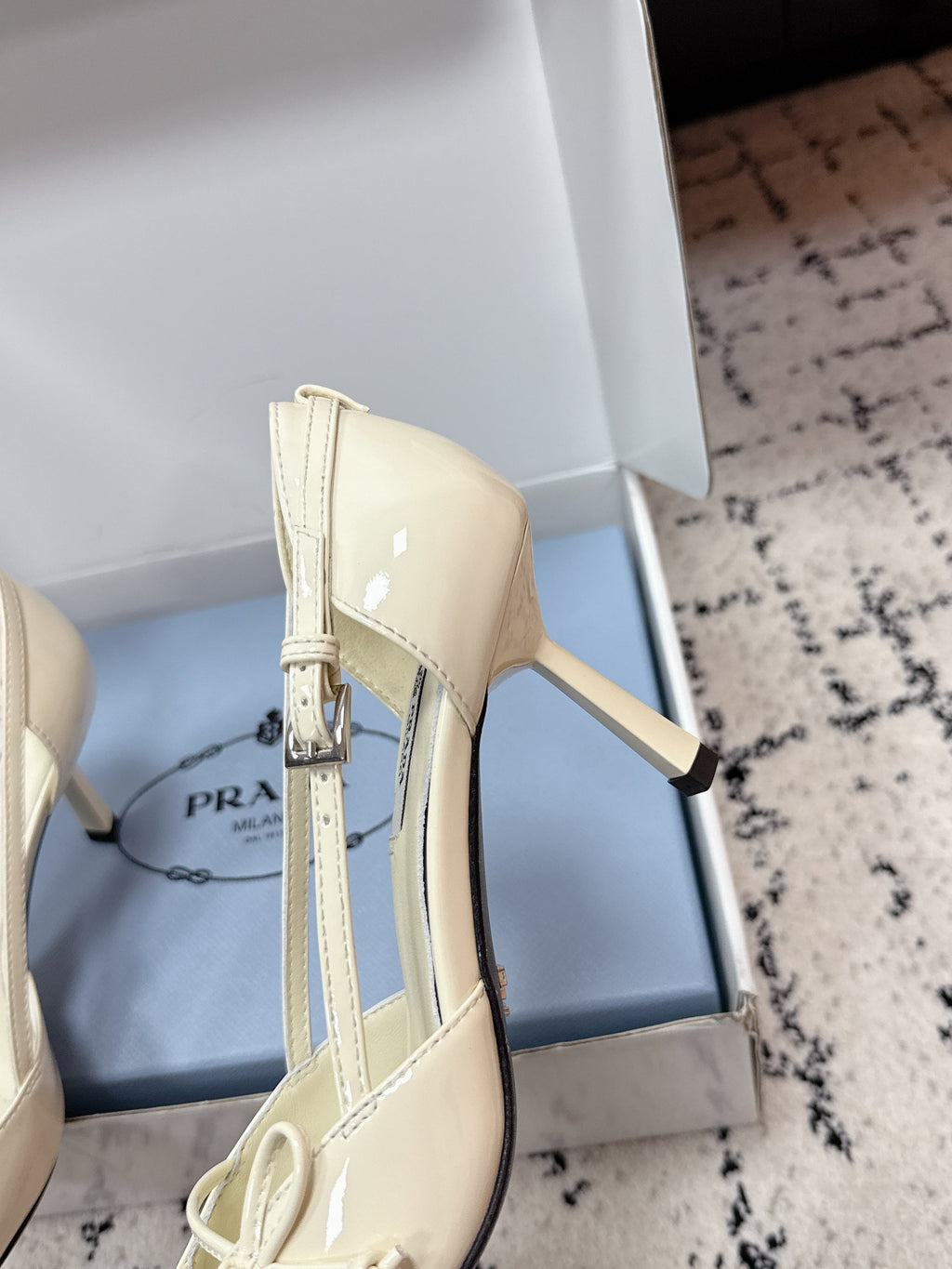 PRADA 26S POINTED-TOE HIGH HEELS 75MM IN IVORY WHITE PATENT CALFSKIN WITH BOW