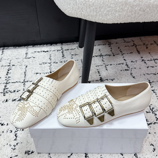 CHLOÉ 26S FLAT SHOES IN WHITE CALFSKIN WITH METAL STUDS