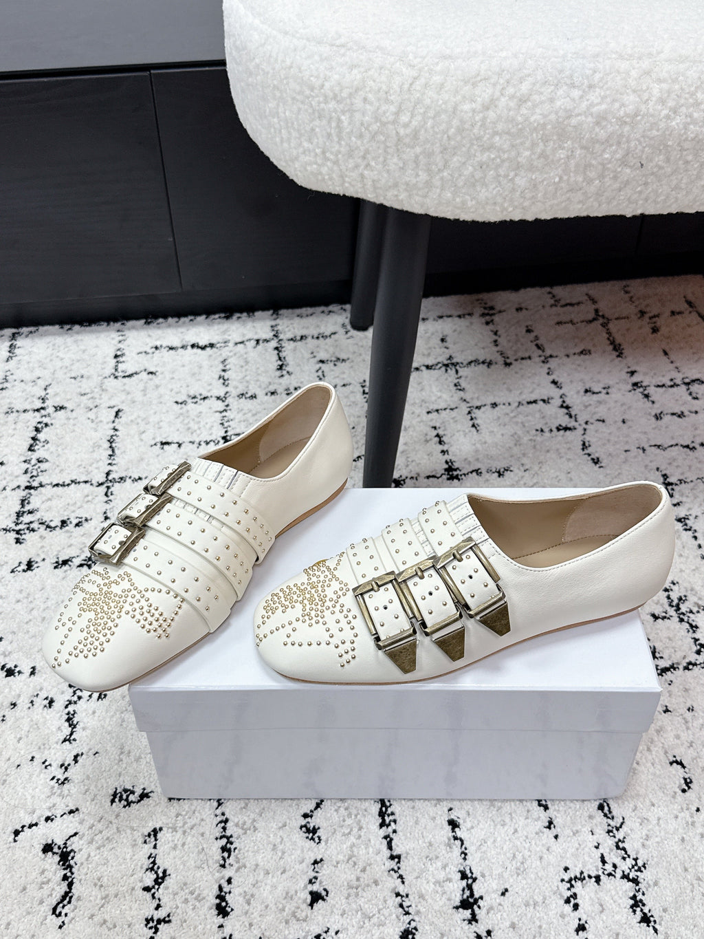 CHLOÉ 26S FLAT SHOES IN WHITE CALFSKIN WITH METAL STUDS